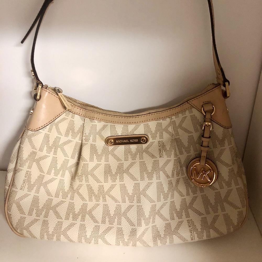 Small yet roomy, chic designer bag !